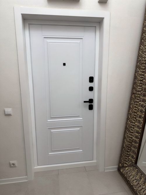 С белой панелью С белой панелью