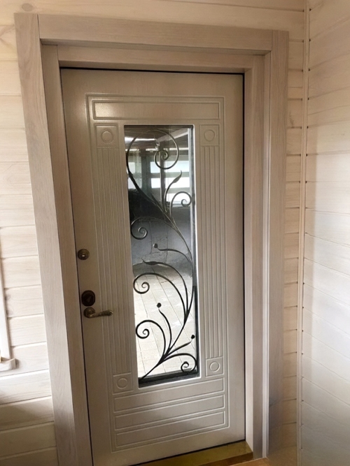 Уличная дверь с ковкой и стеклом Уличная дверь с ковкой и стеклом