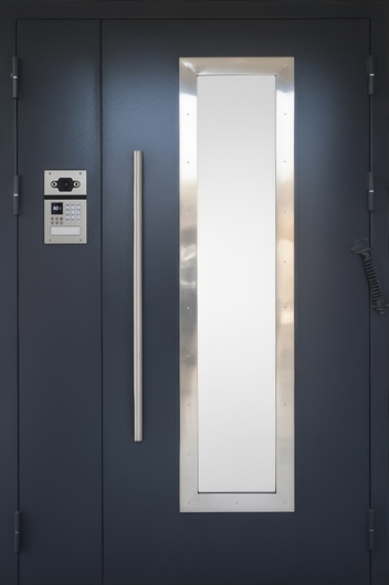 Полуторная подъездная дверь с остеклением, ручкой-скобой и домофонной панелью (полимерное напыление)