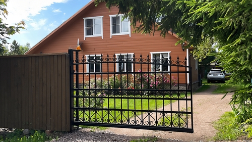 Откатные ворота на въезде в дом